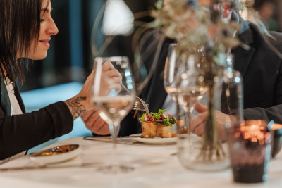 Gäste genießen leckeres Essen vom Dekhalu Buffet