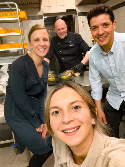 Dekhalu-Team lächelt in der Küche in die Kamera