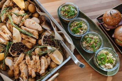 Buffet von oben fotografiert – bunte Vorspeisen, warme Hauptspeisen